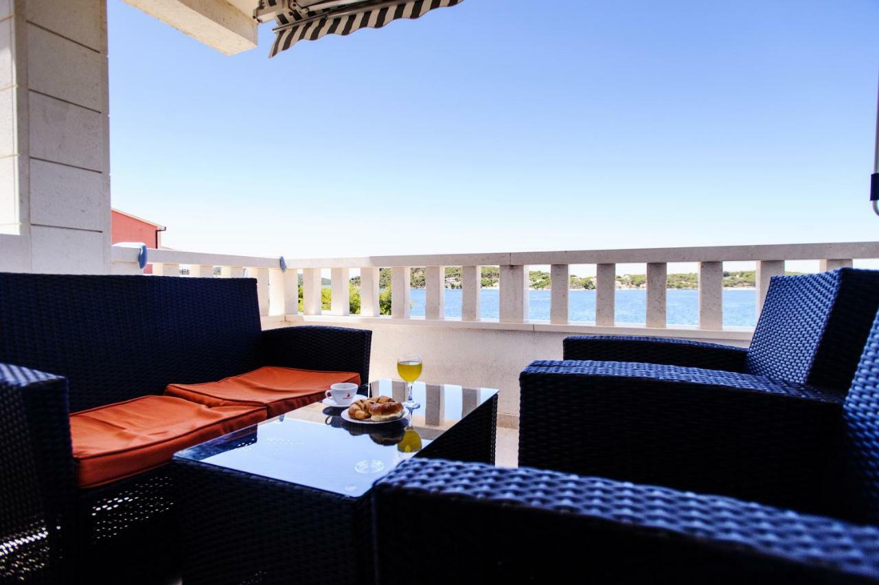 Apartments Stipe Рогозница Екстериор снимка